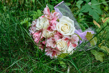 Bouquet and wedding rings. Close-up.
