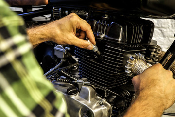 Zündkerze einbauen / Motorrad reparieren / Wartung