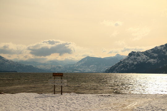 lago y monta&ntilde;as en un dia feo