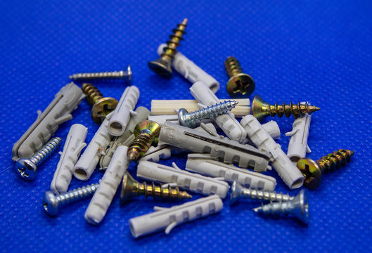 Buchas de nylon usadas para fixar objetos nas paredes e outros locais usando com parafusos	