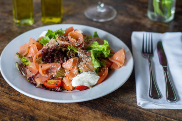 ensalada con salmon tomates y queso