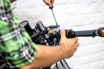 Bremsflüssigkeit wechseln beim Motorrad / Motorrad reparieren / Service / Wartung