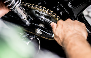 Ritzel festschrauben / Kette warten / Motorrad reparieren