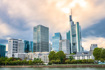 Skyline von Frankfurt am Main mit bewölktem Himmel