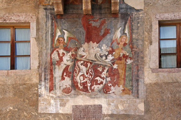 stemma dei nobili Cles tra due angeli; facciata del Palazzo Assessorile di Cles, Trentino