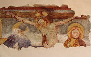 Cristo crocifisso tra due Santi; affresco nella chiesa di San Tommaso a Cles, Trentino