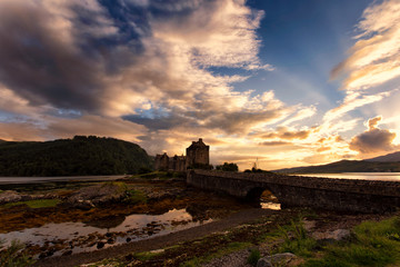 Obraz premium Scottish castle under a cloudy sunset