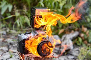Ignition of a digital SLR camera with  speedlight.