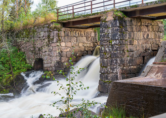 Mały wodopad pod wiakuktem w pobliżu Hakadal w Norwegiaa © Dreamnordno