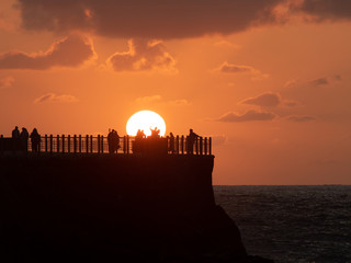 Obraz premium People enjoying an epic sunset during summer in San Sebastian