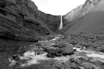 Landschaft am Wasserfall Hengifoss - Island