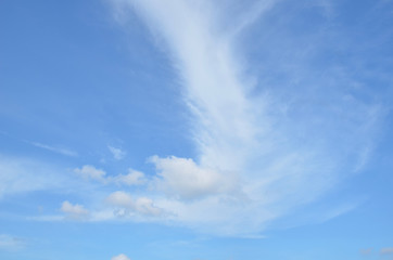 Obraz premium Subtle pastel background of clouds in blue sky 