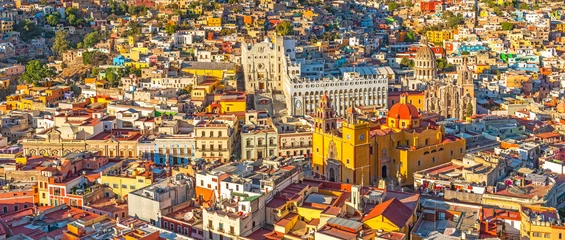 Fotobehang Oranje De laatste zonnestralen van de dag schijnen op de skyline van de stad Guanajuato bij zonsondergang, Mexico.  © SL-Photography