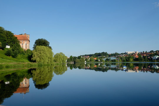 Schloss Koldinghus (li.) am Slotsee in Kolding