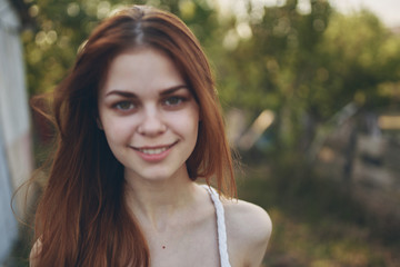 Naklejka premium portrait of young woman in autumn park