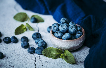 Petit pot de myrtilles et menthe fraiche