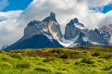 De toppen van het Andesgebergte van de Cuernos del Paine in hun volle glorie in het nationale park Torres del Paine in de buurt van Puerto Natales, Patagonië, Chili.