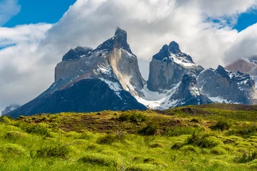Papier Peint photo Cuernos del Paine La cordillère des Andes culmine aux Cuernos del Paine dans toute leur splendeur à l& 39 intérieur du parc national de Torres del Paine près de Puerto Natales, en Patagonie, au Chili.