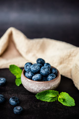 Petit pot de myrtilles et menthe fraiche