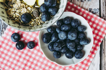 Bol de céréales avec myrtilles et pomme pour un déjeuner sain