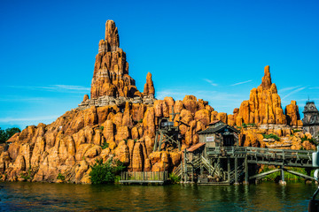 Naklejka premium Un Canyon - parc d'attraction