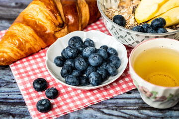 Petit déjeuner sain avec thé myrtilles fraiches muesli