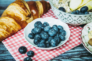 Petit déjeuner sain avec thé myrtilles fraiches muesli