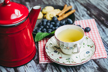 Gouter avec thé myrtilles et biscuits sablés