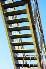 Fototapeta premium 河川多摩川の水門堤防の作業用の階段