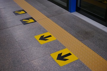 parking sign on the road