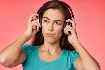 Naklejka premium young woman listening to music with headphones