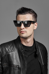 Obraz premium portrait of young man in sunglasses