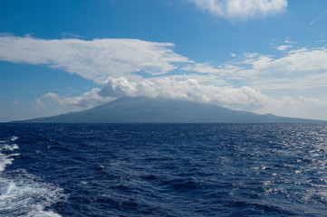 太平洋を進む客船からみる三宅島