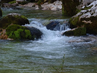 kleiner wasserfall am soca fluss in slowenien