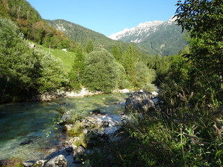 flussidylle am soca fluss in slowenien mit berg, wald