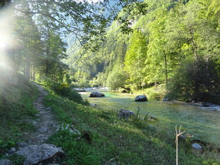 wanderpfad am soca fluss in slowenien