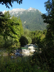 flussidylle am soca fluss in slowenien mit berg, wald