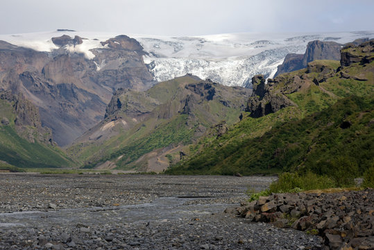 Tal Thorsm&ouml;rk im S&uuml;den Island - durch das Schmelzwasser der Gletscher Tindfjallaj&ouml;kull und Eyjafjallaj&ouml;kull geformtes Tal in der Gemeinde Rang&aacute;r&thorn;ing eystra in Island