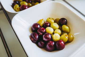 Dessert dans un bol, raisins blanc et rouge cuits au sucre
