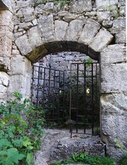 tor eingang zu einer burgruine in slowenien