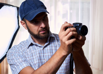 Obraz premium Photographer working in the Studio looking at the camera.