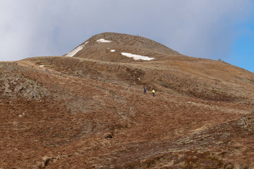 Wanderer am Berg Úlfarsfell bei Reykjavik