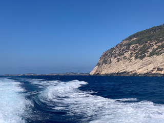 Fototapeta na wymiar Küste im Mittelmeer mit großem Felsen