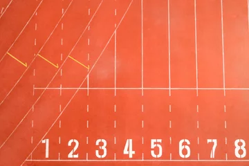 Foto op Canvas Start- en eindpunt van racebaan of atletiekbaan startlijn met baannummers Bovenaanzicht Drone-opname vanuit een hoge hoek © panya99