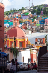  Panoramica de una calle de Guanajuato. Se ve la arquitectura colonial con sus casas de colores y calles estrechas.