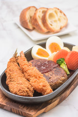 ハンバーグとフライの盛り合わせ