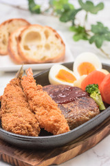 ハンバーグとフライの盛り合わせ