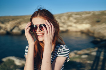 Fototapeta na wymiar young woman with sunglasses on the beach