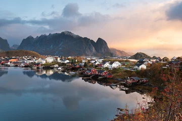 Crédence de cuisine en verre imprimé Reinefjorden Beau paysage du village de pêcheurs de Reine en automne, îles Lofoten, Norvège