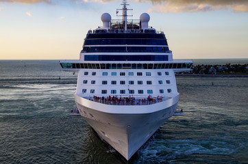 Luxus Kreuzfahrtschiff Celebrity Equinox frontal mit Bug und Brücke in Key West, Florida bei...